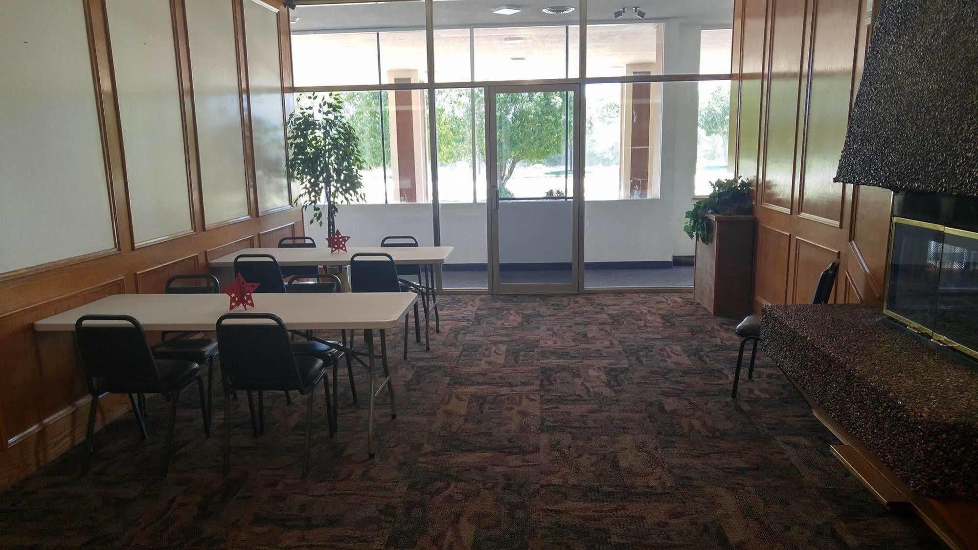 Regency Inn And Conference Center Clinton 外观 照片